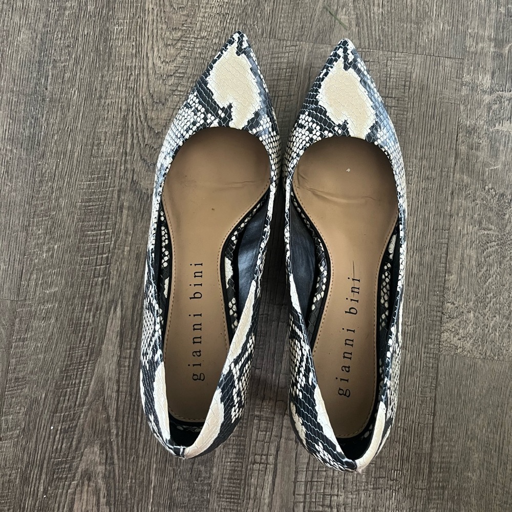 Gianni Bini Black & Cream Snakeskin Pointed Toe Heels